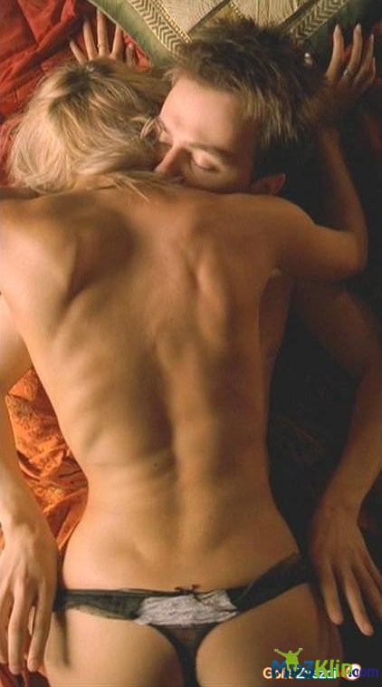 Ұйықтап жатқан әйелді шешіндіру