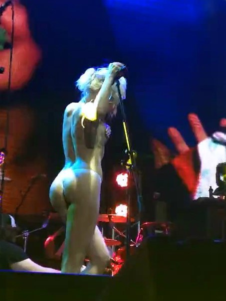 Әйелдің анусын сипап жатқан ер адамның видеосы