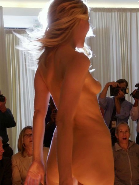 Сыртта зәр шығарып жатқан қыздардың жасырын камерасы Шұлықтағы әйелдердің үй порносы