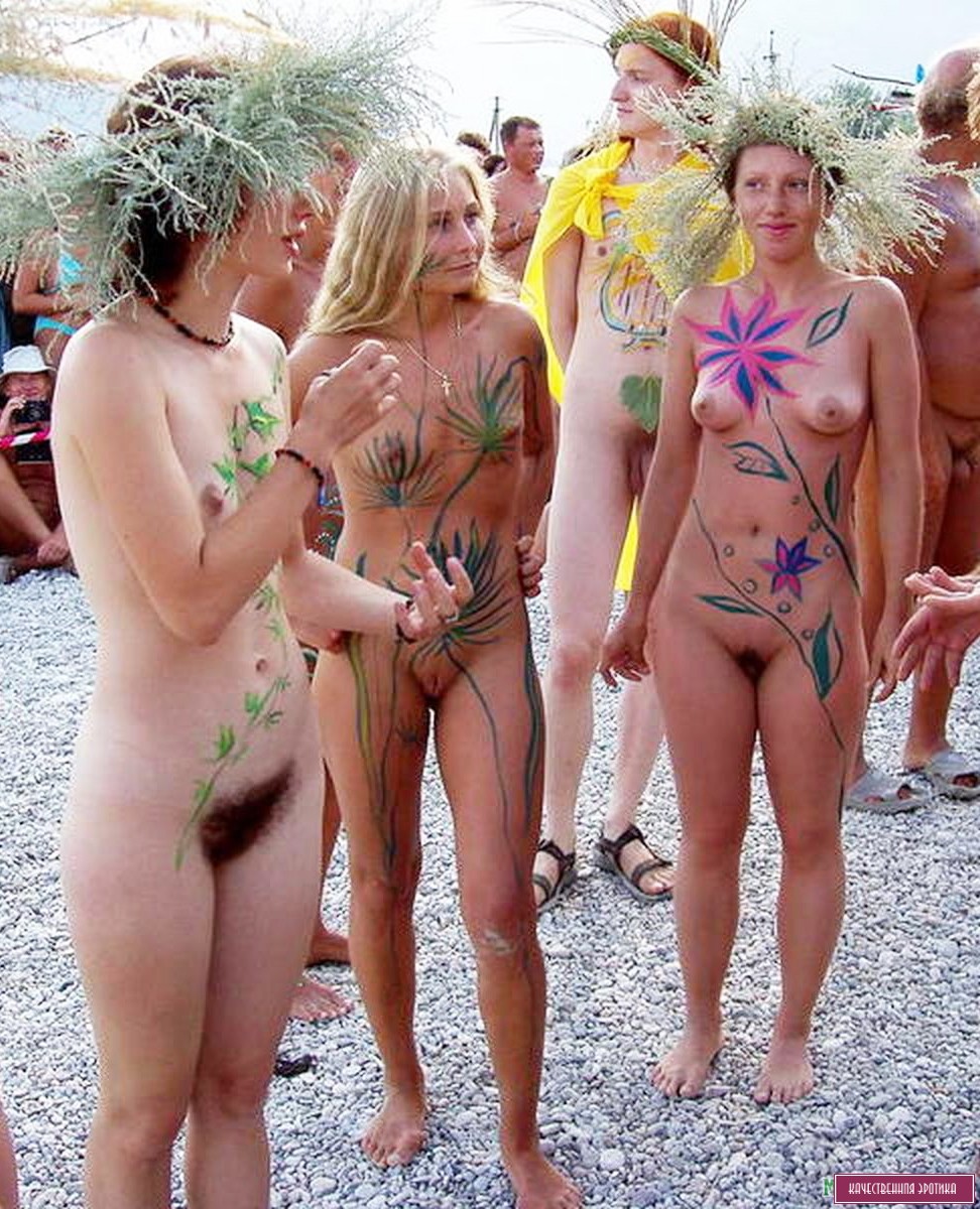 Удивительный body art on a nudist пляже