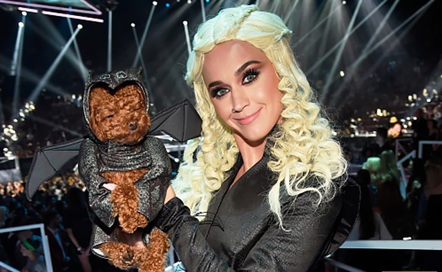 Как Кэти Перри меняла наряды на премии MTV Video Awards — 2017(11 фото)