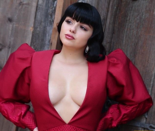 19-летняя Ариэль Уинтер показала шикарную фигуру в откровенной фотосессии