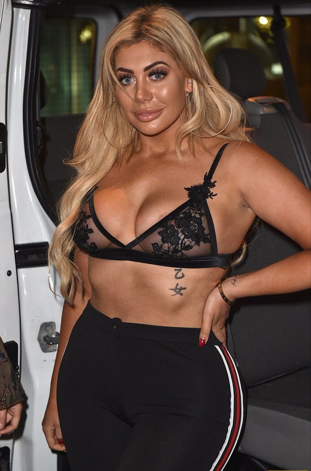 22-летняя Chloe Ferry вышла в свет в эротичном прозрачном бюстгальтере и спортивных лосинах