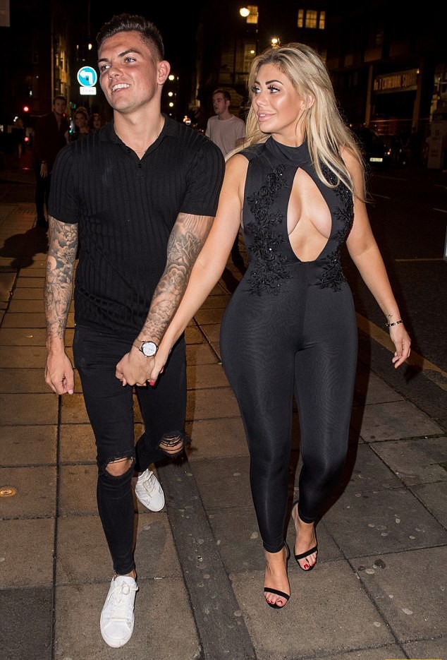 Звезда MTV Chloe Ferry не постеснялась выставить женскую грудь напоказ