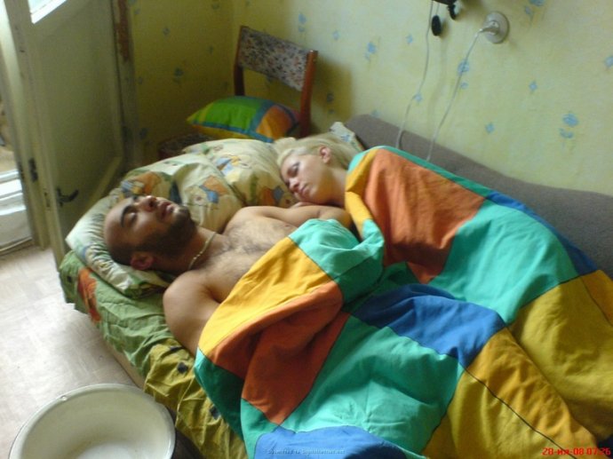 Позирует пока парень спит рядом