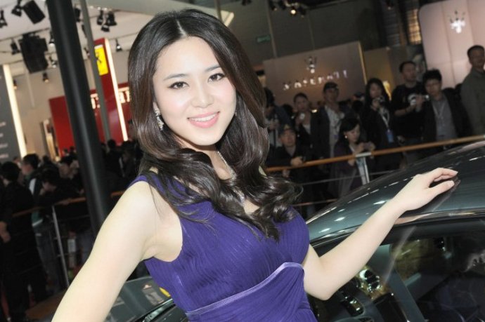 Порно жаттығу залына кірді Кішкентай қызы әкесіне минет жасайды