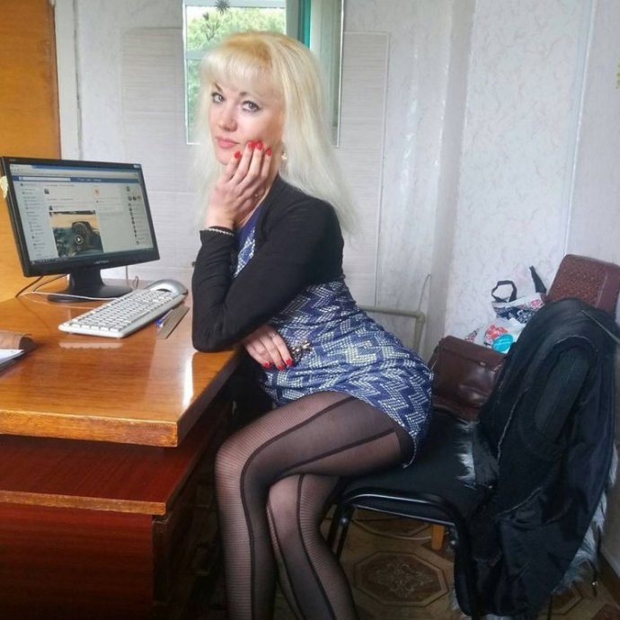 Одинокие изящные женщины в чулках на фото