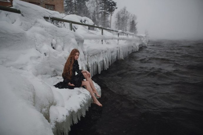 Босоногие шикарные женщины в зимнюю пору на фото