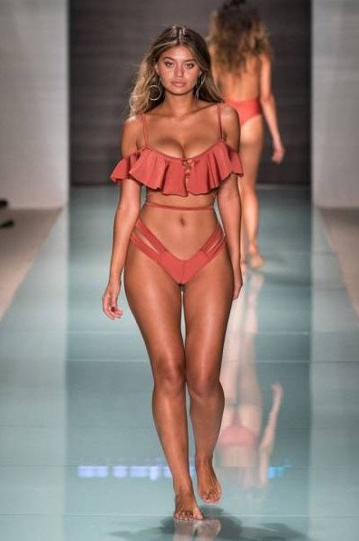Пышноватые красивые женщины на подие на фото